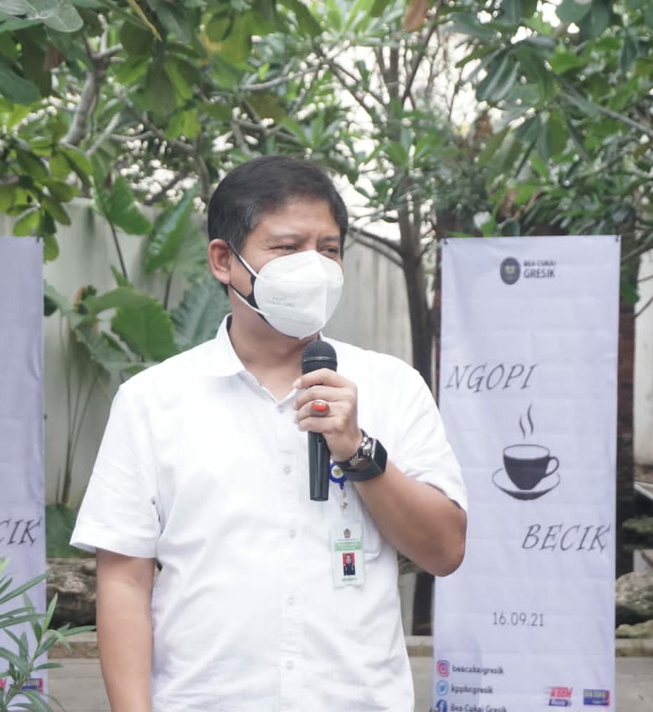 Kepala Kantor Bea Cukai Gresik Bier Budy Kismulyanto pada kegiatan Ngopi Becik (Firman/Radar Gresik)