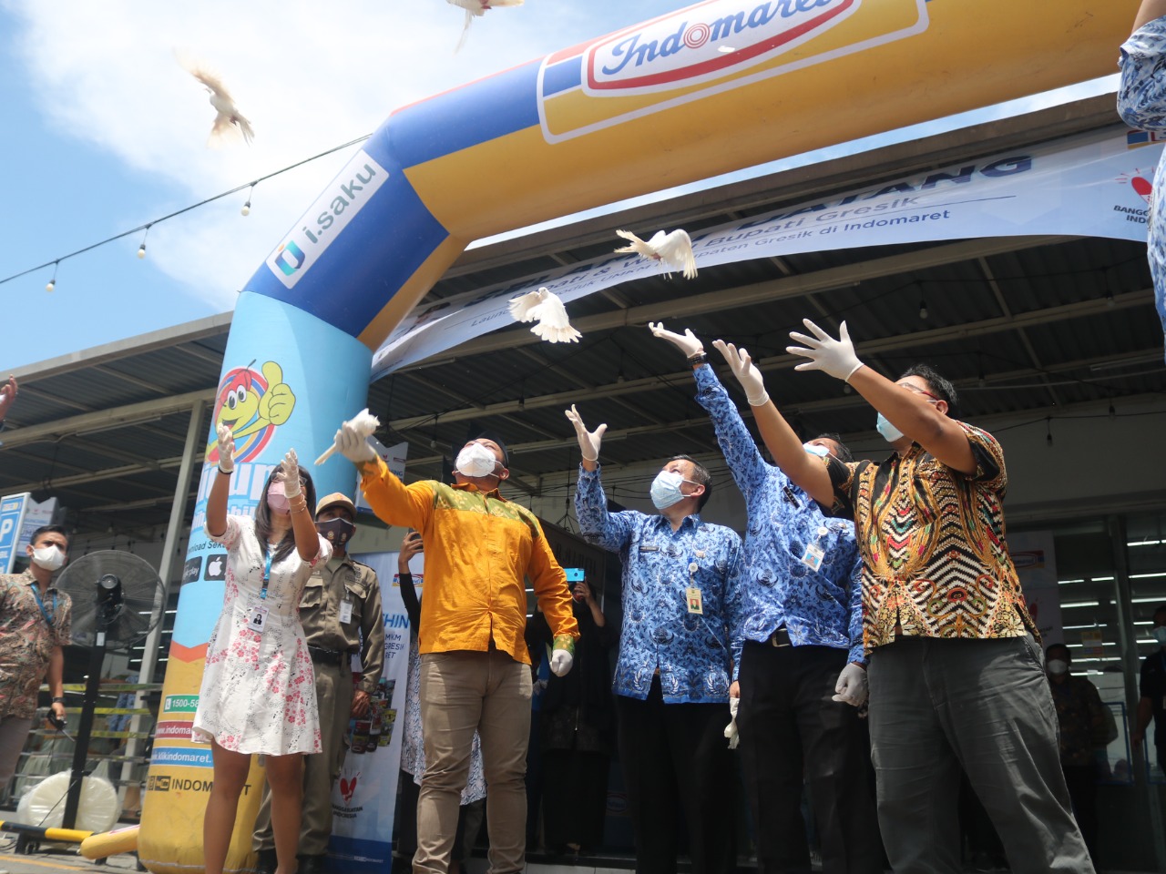 SEREMONIAL : Branch Manager Indomaret Cabang Gresik Veronica Gratiawati (pojok kiri), Bupati Gresik Fandi Akhmad  Yani, Kepala Diskoperindag Agus Budiono, Camat Duduksampeyan Merista Dedy Hartadi, dan Wahyudi Respianto selaku DBM Operasional Indomaret Gre