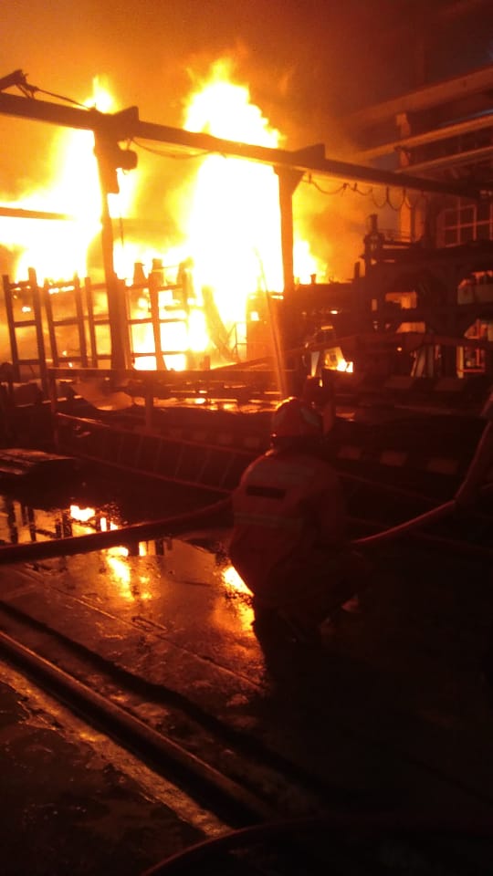 PEMADAMAN: Anggota Damkar Pemda Gresik dibantu petugas PMK Surabaya saat melakukan pemadaman di dalam gudang mesin rolling di gudang A milik PT. Jindal Stainles Indonesia (JSI) di Kawasan Industri Maspion 5, Desa Sukomulyo, Kecamatan Manyar. (RADAR GRESIK