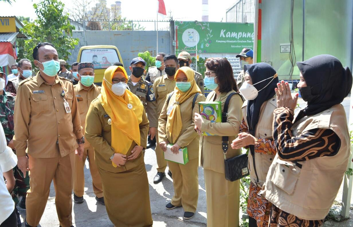 DOK/RADAR GRESIK  TUNDA KEHAMILAN: Wakil Bupati Gresik, Aminatun Habibah membagikan alkon kepada masyarakat di kampung kreasi di Gresik. (RADAR GRESIK)