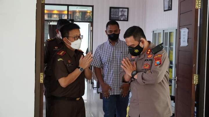 SILATURAHMI : Kapolres Gresik AKBP Mochamad Nur Azis beserta jajaranya saat silaturahmi di kantor Ke hari Gresik bertemu langsung Kajari Gresik Heru Winoto. (Yudhi/Radar Gresik)