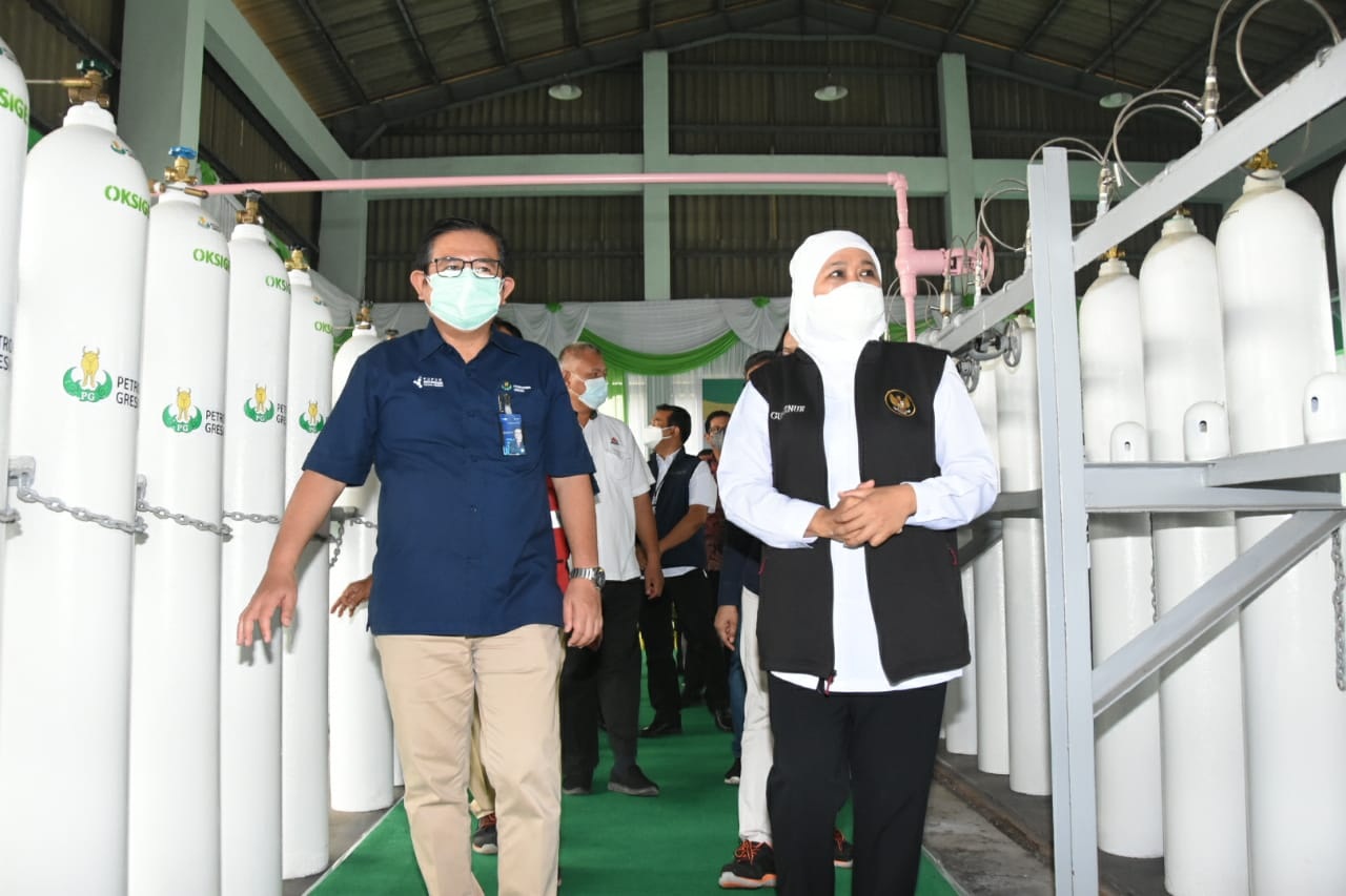TINJAU: Dirut PG, Dwi Satriyo Annurogo dan Gubernut Jawa Timur, Khofifah Indar Parawansa saat meninjau lokasi pabrik ASP PG memproduksi oksigen. (Dok/Radar Gresik)