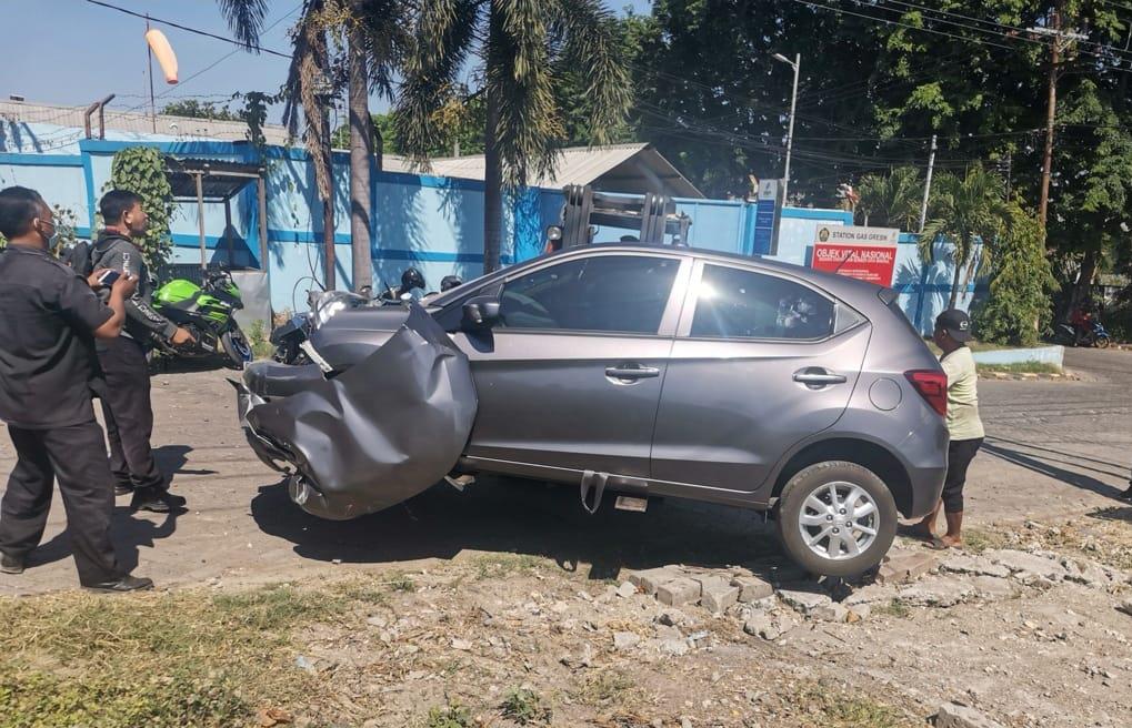 RINGSEK: Mobil nopol L 1767 saat dievakuasi usai terlibat laka dengan kreta di Desa Karangkering, Kecamatan Kebomas. (Istimewa/Radar Gresik )