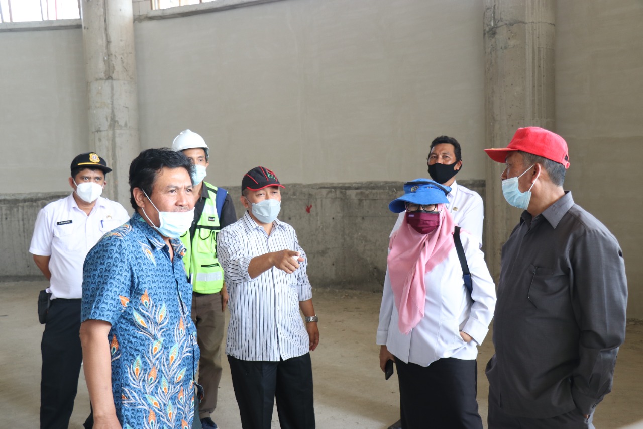 DISIDAK: Komisi III DPRD Gresik saat memantau progres pembangunan Islamic Center di Balongpanggang. (Rofiq/Radar Gresik)