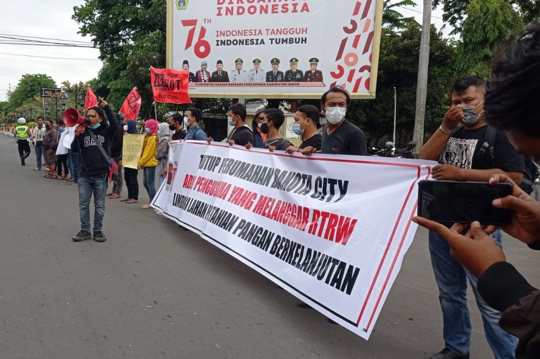 TUNTUT KETEGASAN: Puluhan aktivis Forkot membentangkan spanduk didepan kantor Bupati Gresik menuntut agar proyek Dakota City dihentikan. (Dok/Radar Gresik)