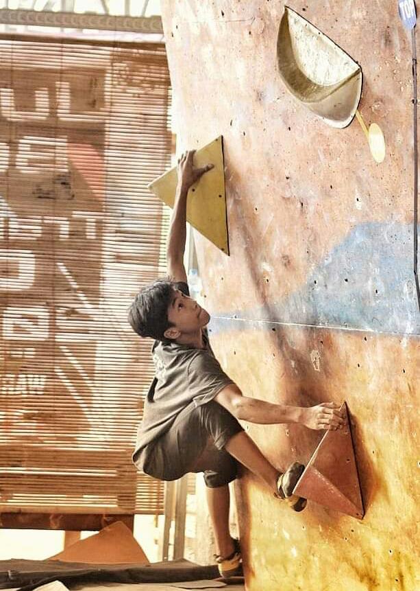PEMANASAN : Atlet Porprov sedang pemanasan latihan di boulder kemarin (Dok. Radar gresik)