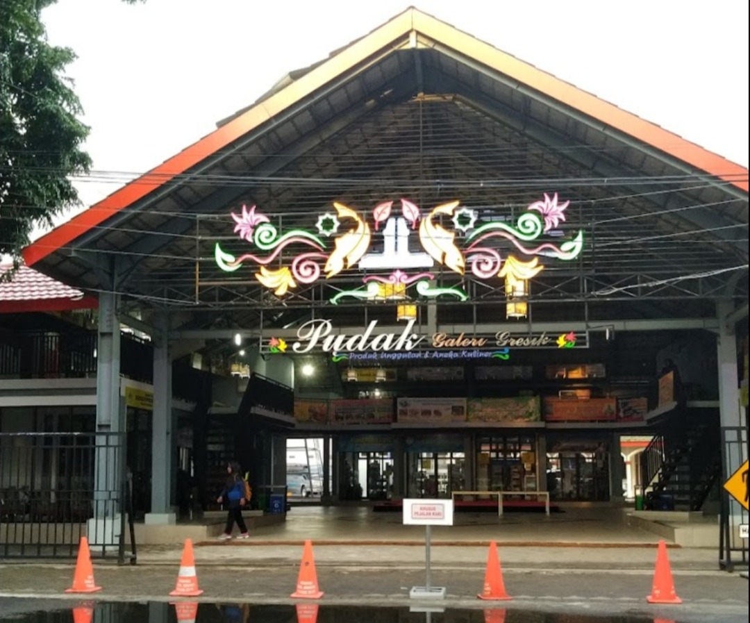 BERUBAH KONSEP: Kondisi Pudak Galeri di Jalan Pahlawan yang telah lama mangkrak karena dilanda pandemi Covid-19. (Dok/Radar Gresik)