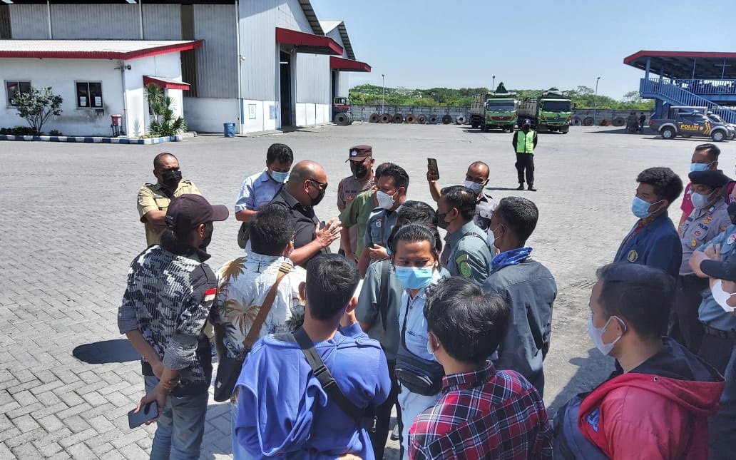 EKSEKUSI: Petugas sita Pengadilan PHI Gresik saat sita eksekusi di PT Angkasa Raya Steel di Jalan Raya Manyar, Desa Manyarejo.  (Dok/Radar Gresik)