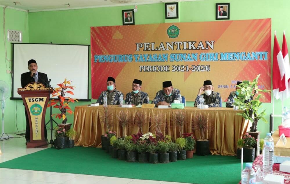 DILANTIK: Ketua panitia pelantikan Yayasan Sunan Giri Menganti, Drs. H Syafi