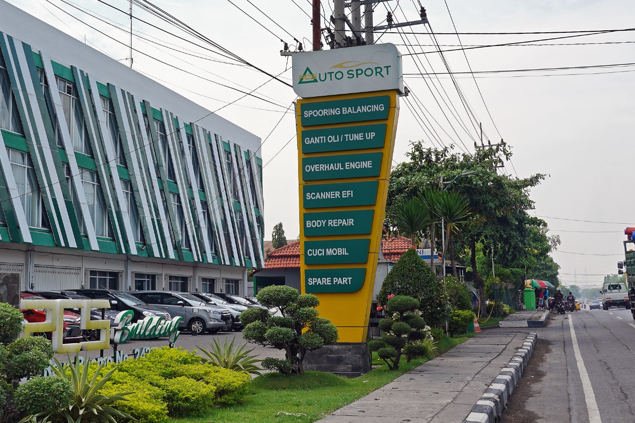 LENGKAP : Bengkel Auto Service dilengkapi segala fasilitas yang berada di Jalan Raya Roomo No. 242, KecamatanManyar, Gresik 61151. (Yudhi/Radar Gresik)