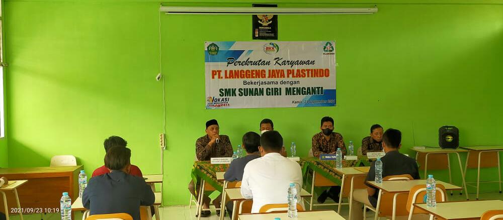 KERJASAMA : PT Langgeng Jaya Plastindo menggelar perekrutan karyawan di SMK Sunan Giri Menganti, kemarin. (Dok/Radar Gresik)