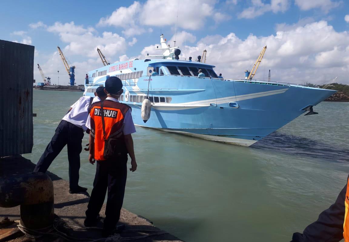 PERSIAPAN : Para pegawai Dishub Gresik sedang mempersiapkan penyeberangan Gresik ke Bawean (DOK/RADAR GRESIK)