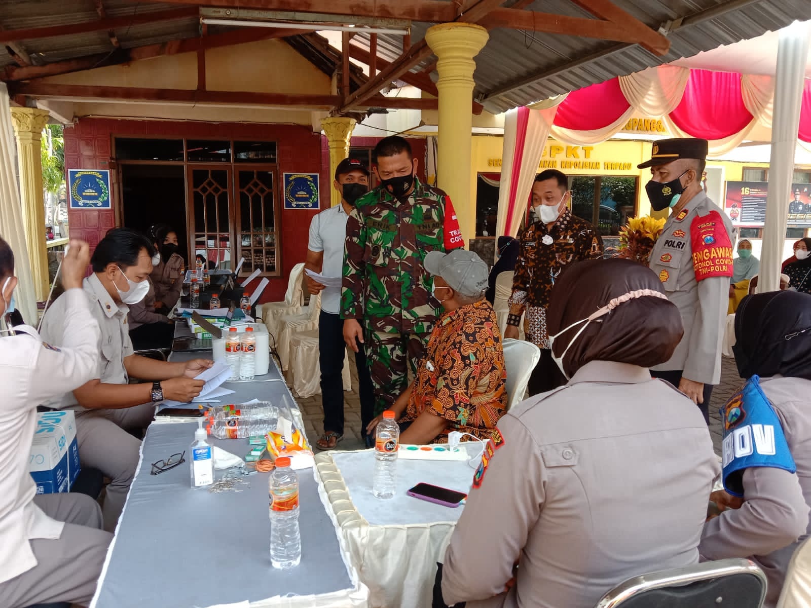 DISALURKAN : Pastikan sampai Ke Pedagang jajaran Polres Gresik Kawal Program Bantuan Tunai Pedagang Kaki Lima dan Warung (BTPKLW) di Kecamatan Balongpanggang.  (Istimewa/Radar Gresik )