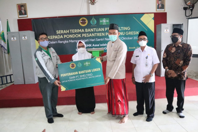 BANTUAN : Assisten Manager General Affair PT Smelting, Indra Junor saat menyerahkan secara simbolis bantuan kepada Ketua PC RMI NU Kab. Gresik, KH. Ala