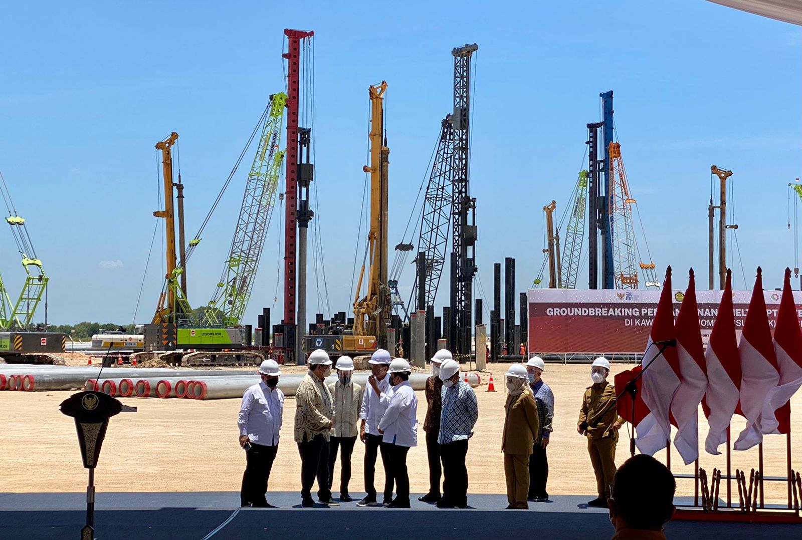 Presiden Joko Widodo bersama Menko Airlangga Hartarto saat Groundbreaking Smelter di Gresik, Selasa (12/10) (Istimewa)
