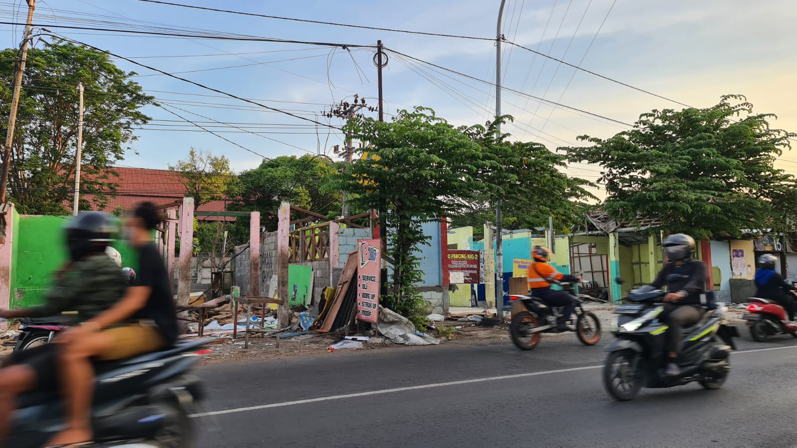 MASIH DIBIARKAN: Bekas warkop yang ditinggal penghuninya terlihat dibiarkan mangkrak. (Dok/Radar Gresik)