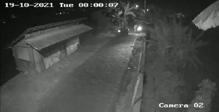 TEREKAM CCTV : Komplotan begal motor saat beraksi terekam oleh CCTV di jalan poros Desa Abar Abir Kecamatan Bungah. (Istimewa/Radar Gresik )