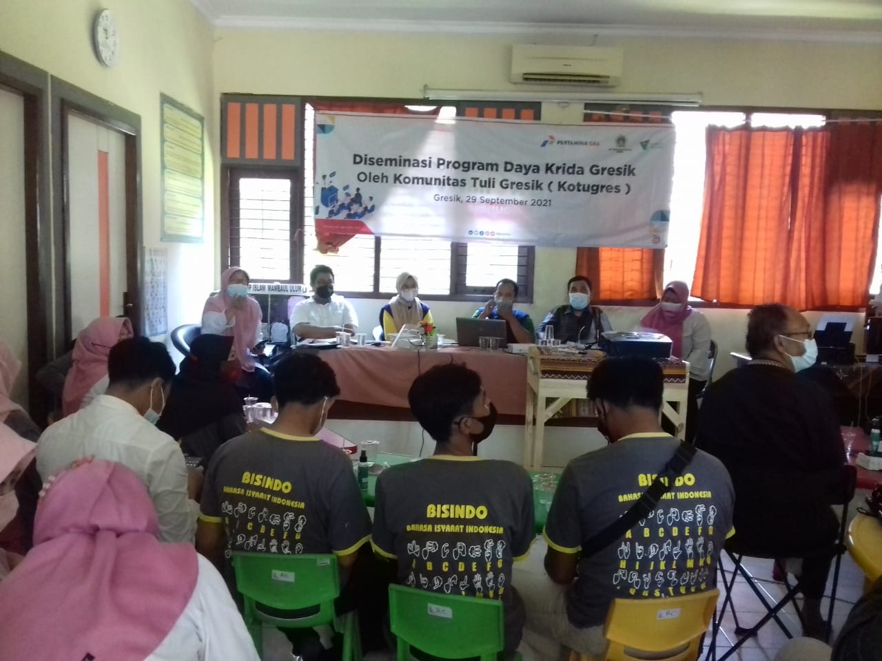 SOSIALISASI : UPT Resource Center Dinas Pendidikan Gresik ajak diskusi komunitas tuli.(FAJAR/RADAR GRESIK)