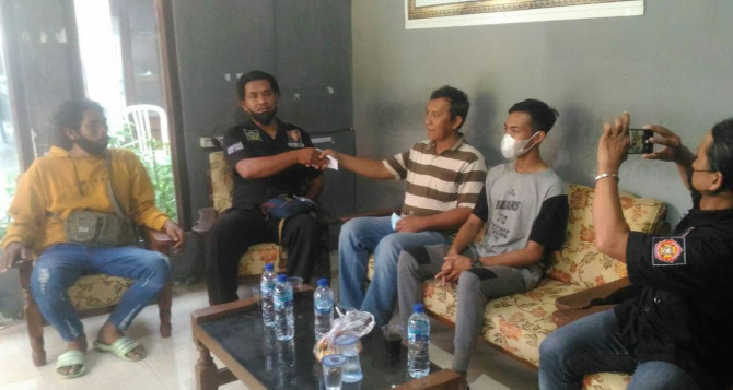 DAMAI: Perwakilan perguruan silat saat berdamai dengan warga Desa Jatirembe (Istimewa/Radar Gresik )