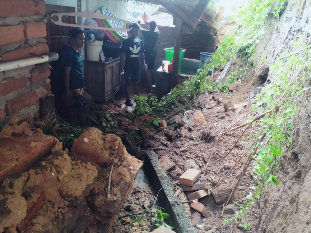 Roboh : Dinding rumah Sulaimano warga Sangkapura Bawean tampak rusak berat setelah tertimpa runtuhan tanah. (Dok/Radar Gresik)