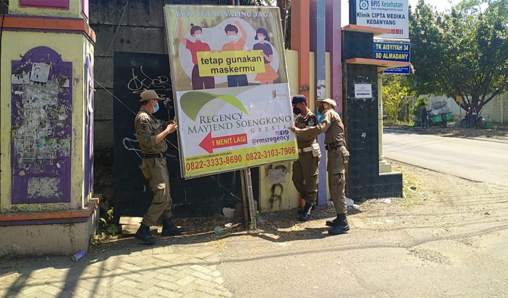 BODONG : Satpol PP Pemkab Gresik mengamankan reklame insidentil karena belum berizin.(Dok/Radar Gresik)