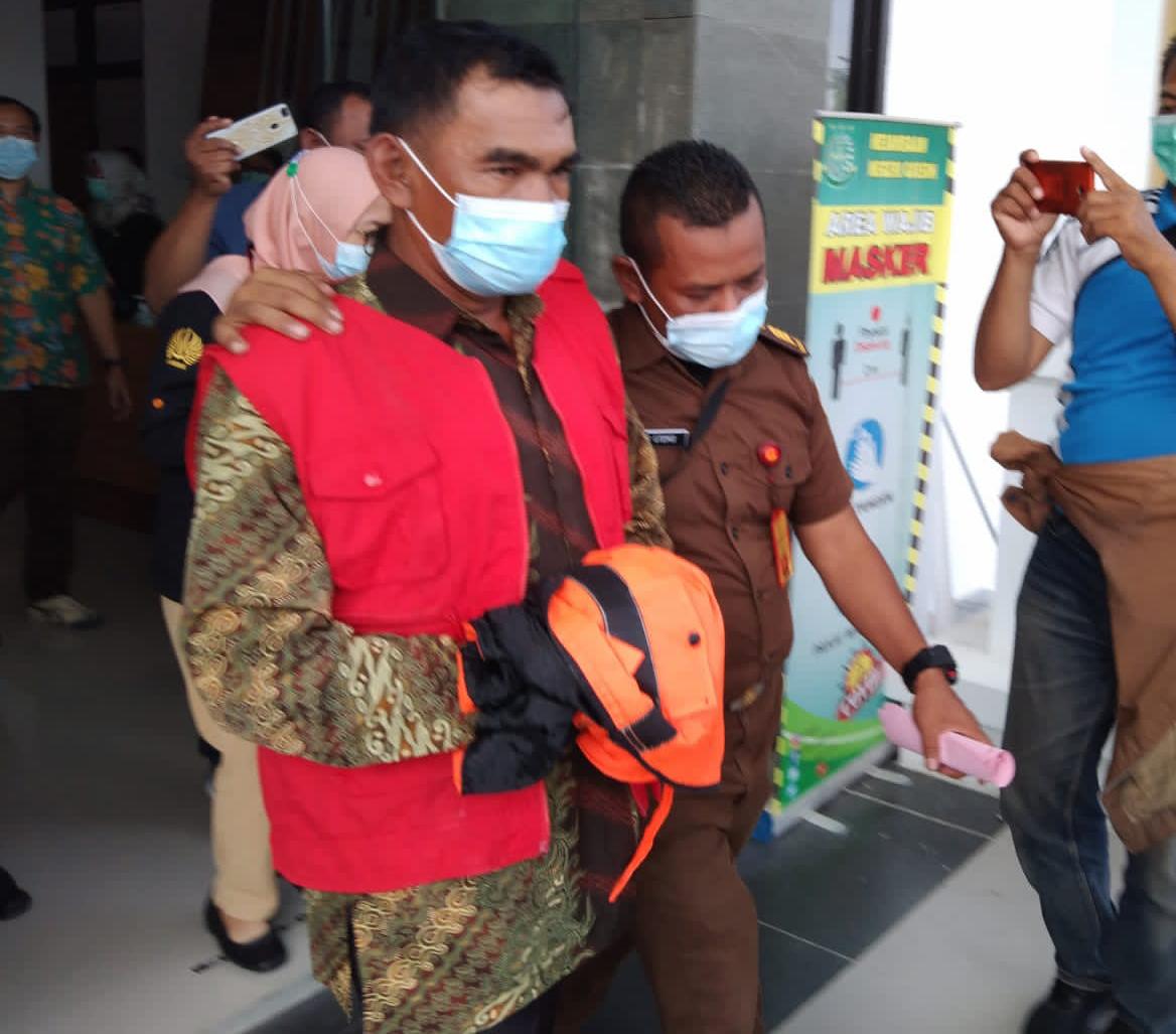 DIAMANKAN: Kades Dooro Mat Jai saat di gelandang anggota Kejari Gresik di Mobil Tahanan. (Dok/Radar Gresik )