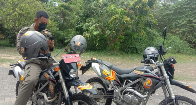 SATUAN KHUSUS: Petugas Satpol PP mendapat fasilitas motor trail untuk melakukan penertiban. (DOK/RADAR GRESIK)