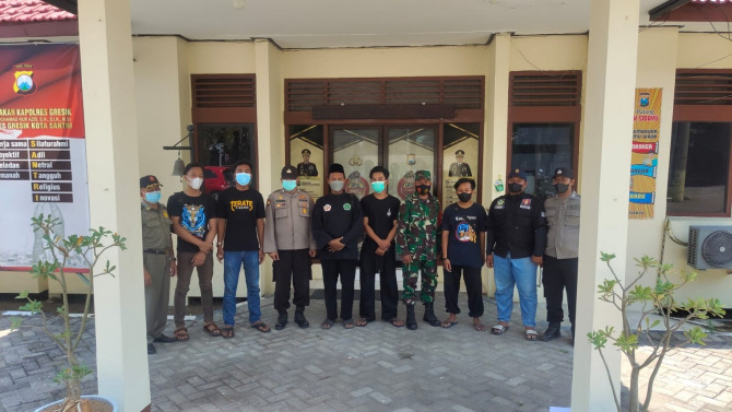 SALING MENJAGA: Anggota Polsek Sidayu saat bertemu Perguruan silat di Kecamatan Sidayu.(Istimewa/Radar Gresik)