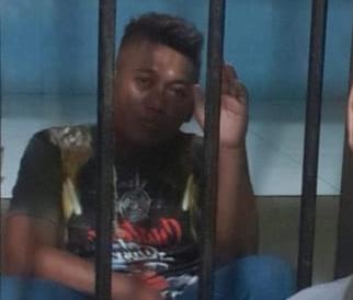 DIAMANKAN : Gs diduga pelaku pemeras kades saat diamankan oleh pihak berwajib. (Foto : Istimewa)