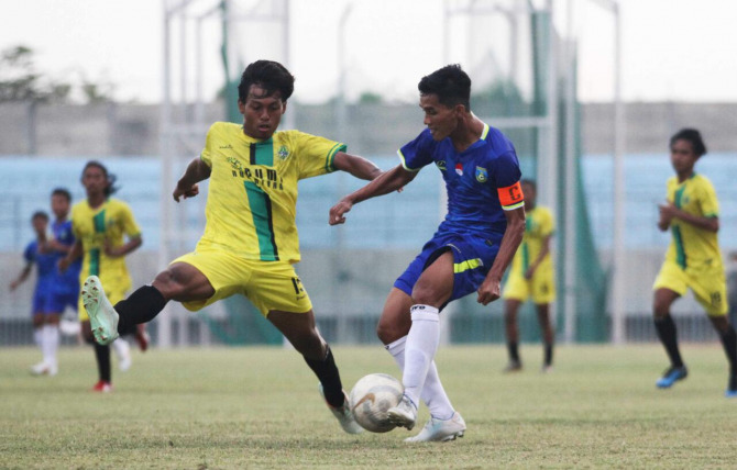 SPORTIF: Para pemain sepak bola berebut bola saat melakukan uji coba di Gejos, Jumat (22/10). (FAJAR/RADAR GRESIK)