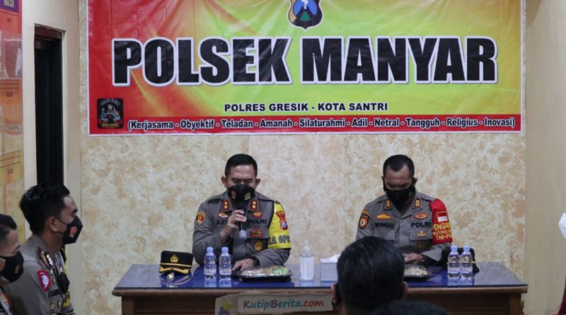 SILATURAHMI: Kapolres Gresik AKBP Mochamad Nur Azis saat berkunjung di Mapolsek Manyar. (Yudhi/Radar Gresik)