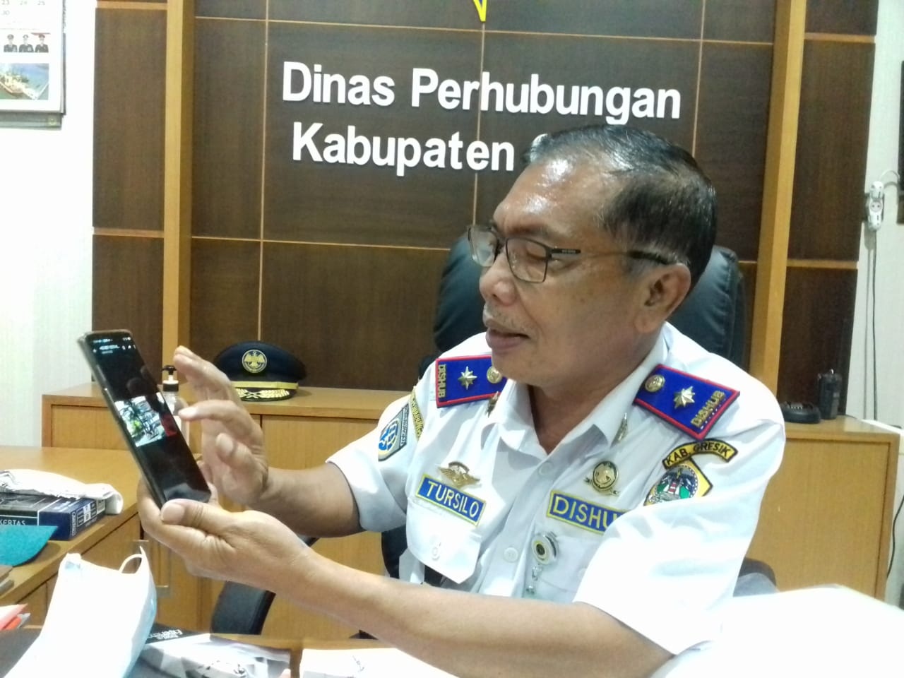 MENUNJUKKAN : Kepala Dishub Gresik, Tursilowanto Hariogi menunjukkan koordinat titik PJU yang mati di beberapa jalan. (FAJAR/RADAR GRESIK)