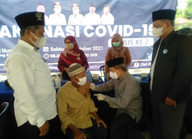 VAKSINASI : Petugas melakukan vaksinasi dosis kedua di masjid Nurul Ishlah Gresik (DOK/RADAR GRESIK)