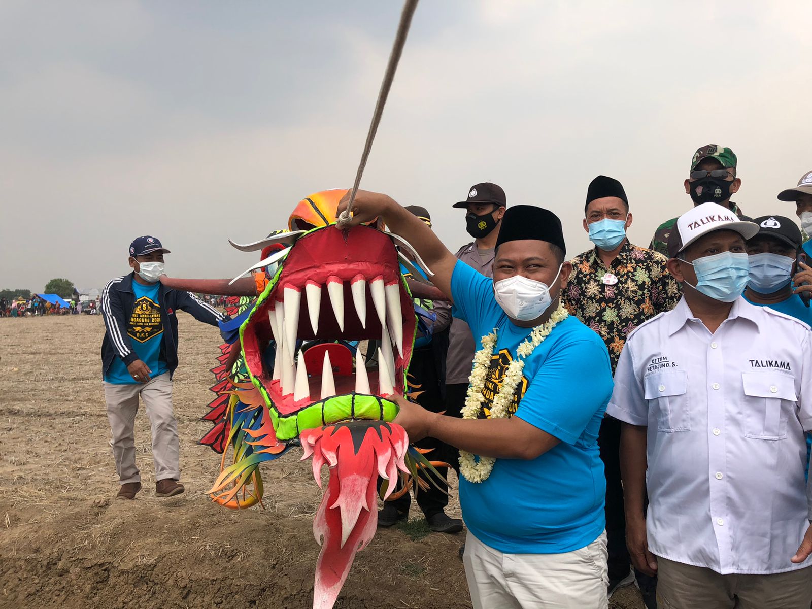 FESTIVAL LAYANG-LAYANG: Bupati Gresik Fandi Ahmad Yani turut menerbangkan layang - layang di Desa Dohaagung, Kecamatan Balongpanggang, Minggu (3/10). (Yudhi/Radar Gresik)