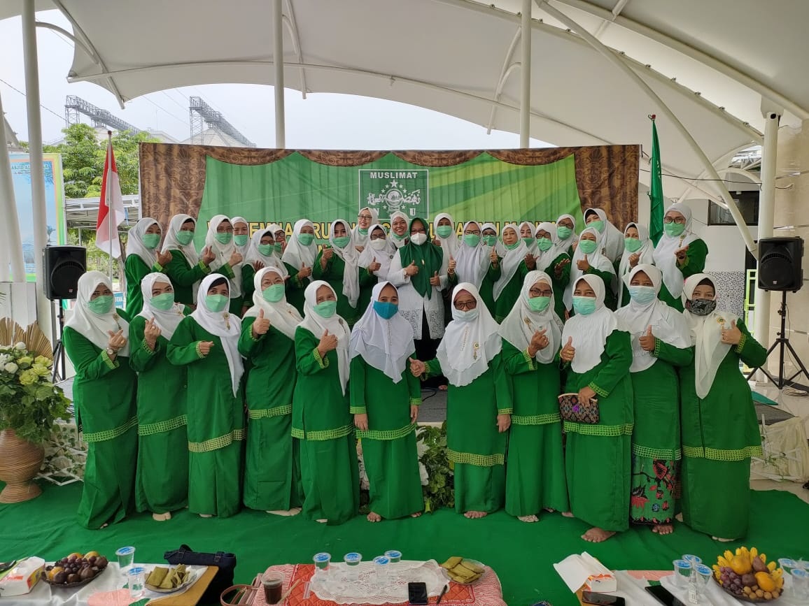 BERGERAK: Anggota Muslimat NU GKB II berkesempatan berfoto bersama wakil bupati Gresik Aminatun Habibah dalam dialog bertajuk “Pemberdayaan Muslimat NU Manyar Bidang UMKM; Menuju Perempuan yang Mandiri dan Kreatif di Kantor Muslimat NU GKB II, kemarin. (R
