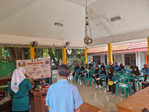 BELAJAR MANDIRI: Anggota Pimpinan Anak Cabang (PAC) Kebomas mendapatkan pelatihan UMKM berbagai kreasi makanan di Balai Kelurahan Gending, Kebomas, kemarin. (Fajar/Radar Gresik)