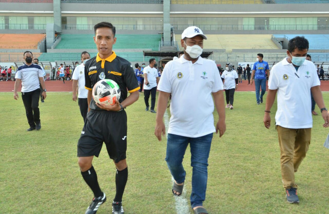 PIALA BUPATI: Bupati Gresik, Fandi Akhmad Yani membuka piala Bupati Gresik 2021 yang hampir setahun mandek karena pandemi. (DOK/RADAR GRESIK)