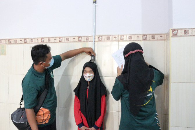 Berminat : Siswa YSA diukur tinggi badannya untuk menegtahui perkembangan fisik sebelum berlatih basket, (Dok/Radar Gresik)
