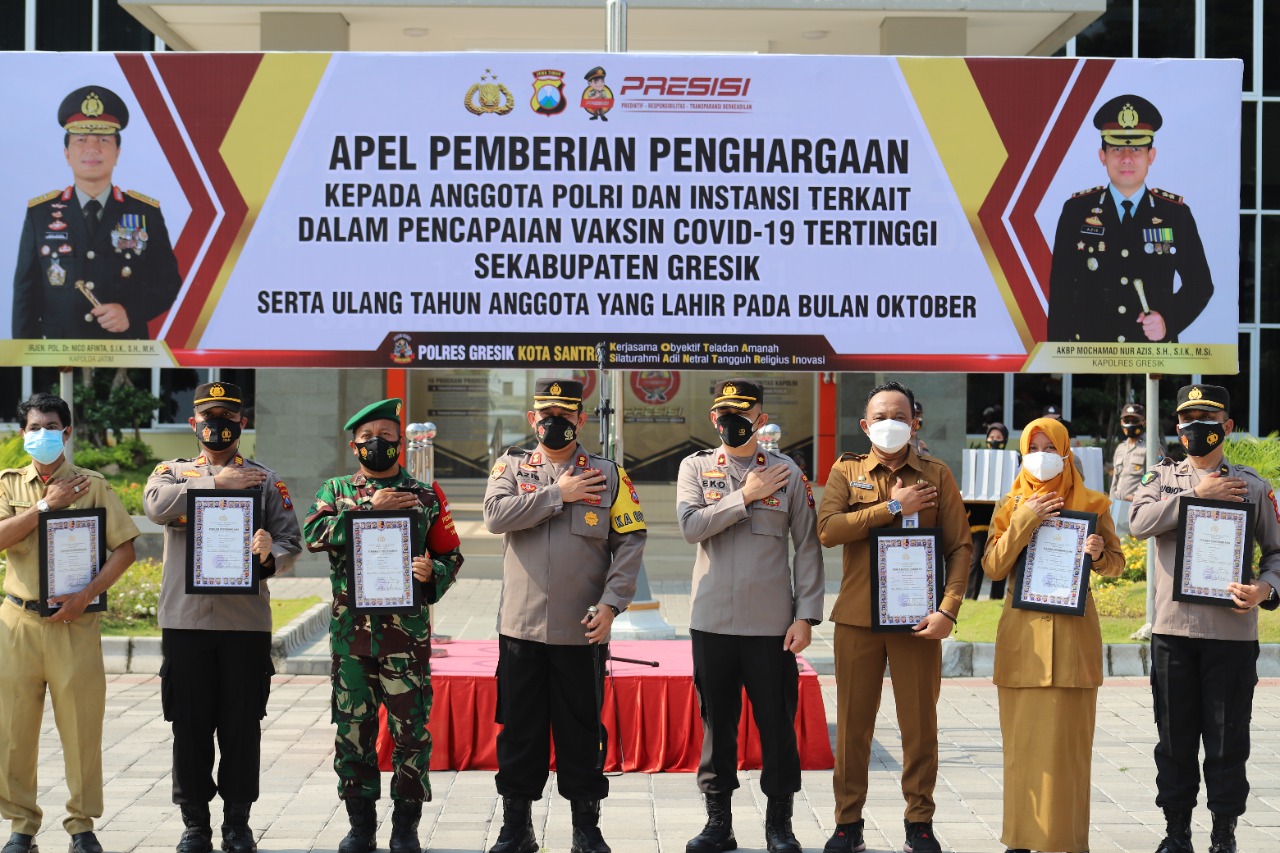 PEJUANG VAKSINASI: Kapolres Gresik AKBP Mochamad Nur Azis bersama tim Satgas Covid-19 berfoto bersama usai memberikan penghargaan di halaman Mapolres Gresik, Senin (4/10). (Yudhi/Radar Gresik )