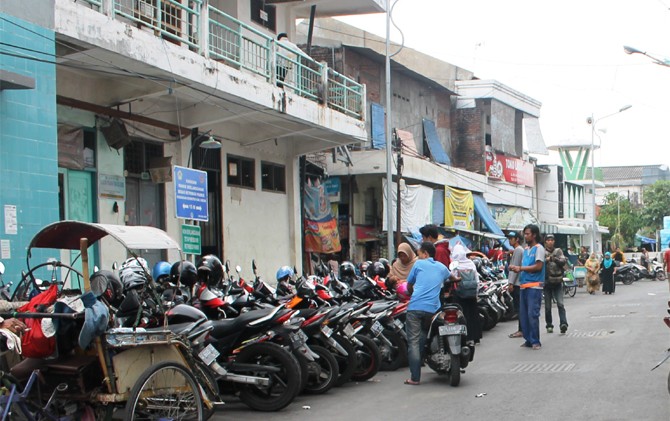 OPSI BORONGAN: Pemkab Gresik dan DPRD tengah mengkaji skema pengelolaan parkir yang rencananya dilakukan pihak ketiga. (Firman/Radar Gresik)