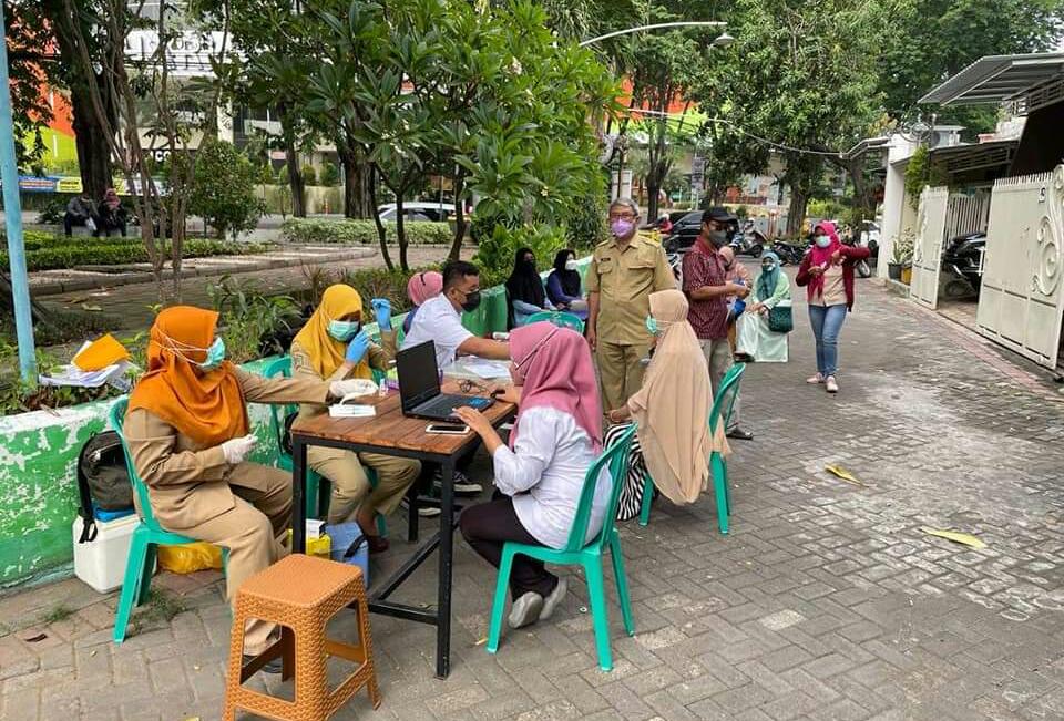 KELILING : Petugas langsung keliling ke warga untuk melakukan vaksinasi di Gresik, kemarin.  (Dok/Radar Gresik)