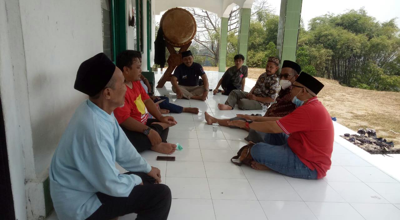 KOORDINASI: Para perangkat kelurahan sedang koordinasi untuk mengembangkat Wisata Giri Kedaton Gresik yang lama mangkrak.  (Dok/Radar Gresik)