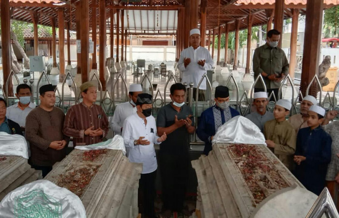 ZIARAH : Gubernur DKI Jakarta Anies Baswedan berziarah ke makam Sunan Gresik, Sabtu, (14/11) (Dok/Radar Gresik).