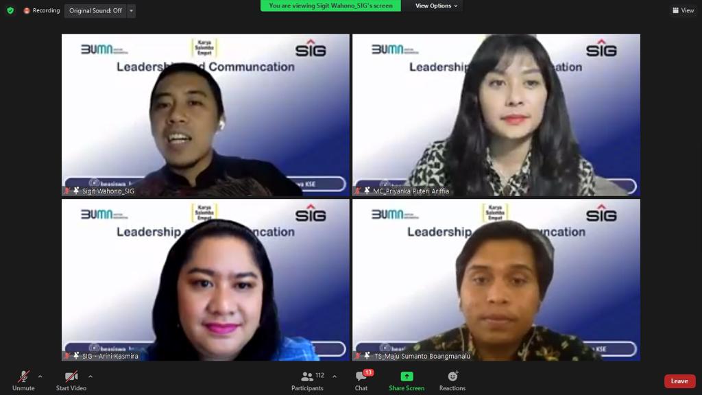 ONLAINE : Advisor of Sales SIG, Sigit Wahono (kiri atas) dan General Manager Financial and Analysis SIG, Arini Kasmira (kiri bawah) saat menjadi narasumber pada webinar bertema “Leadership and Communication”.