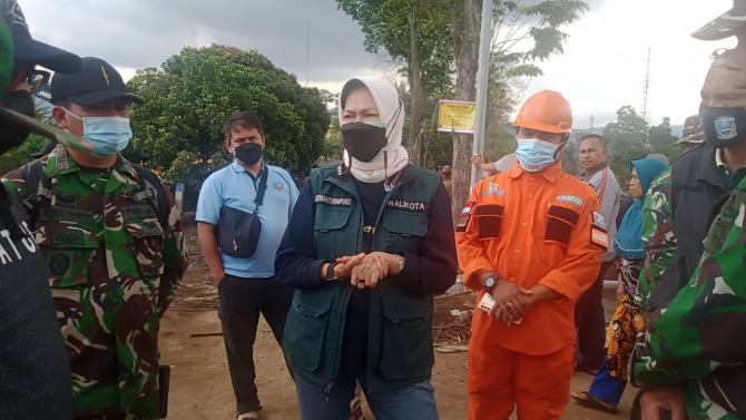 PEDULI: Relawan dari BMH langsung turun lewat tim Sar Hidayatullah bersama Walikota Batu di lokasi banjir bandang.