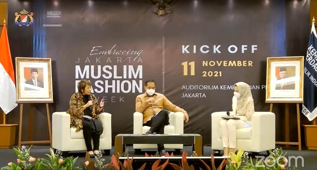 Menteri Perdagangan Muhammad Lutfi (tengah) bersama Wakil Ketua Komite Promosi Fesyen Muslim Nasional Anne Patricia Sutanto (kiri) saat menghadiri acara konferensi pers ‘Kick-Off Embracing Jakarta Muslim Fashion Week’ yang digelar secara hybrid, Kamis (11