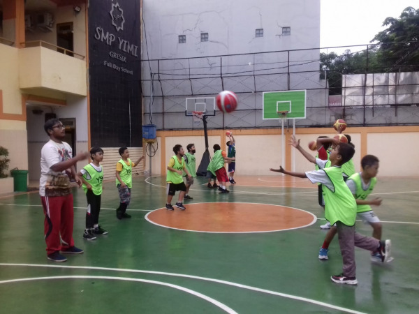 SHOOTING: Pemain basket YSA yang melakukan shooting dalam latihan kemarin. (FAJAR/RADAR GRESIK)