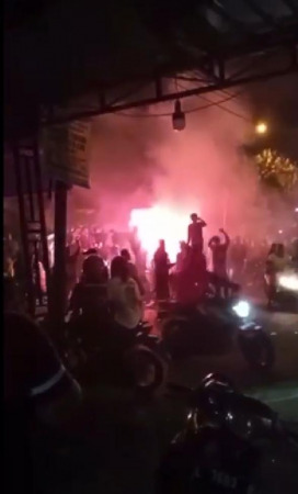 RICUH: Anggota perguruan silat membakar satu motor dan merusak belasan rumah warga. (FOTO ISTIMEWA/RADAR GRESIK)