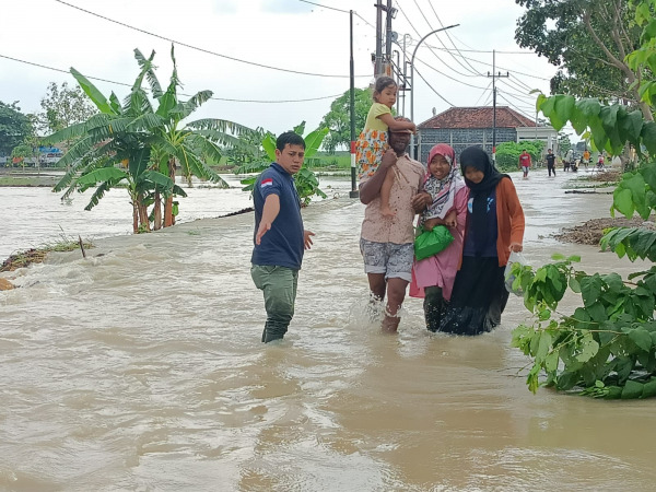 BANJIR PARAH: Luapan Kali Lamong membuat banjir lima desa di Kecamatan Benjeng dan Balongpanggang Gresik.