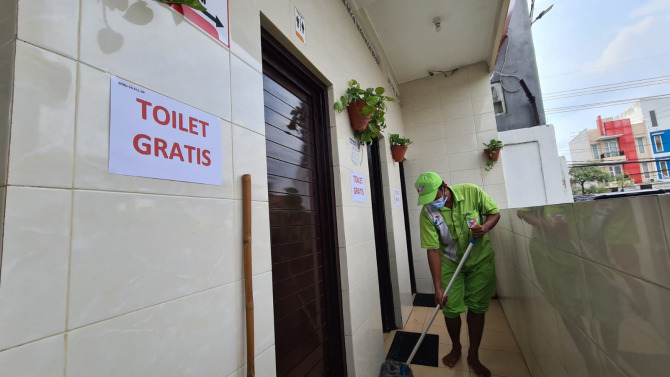 DIGRATISKAN: Petugas SPBU Jalan Veteran saat membersihkan toilet yang kini digratiskan usai viral. (Firmansyah/Radar Gresik)